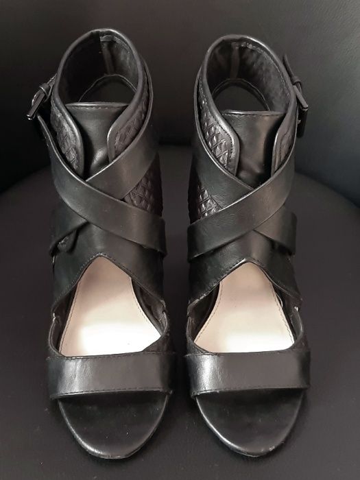 Botine Bershka cu toc.