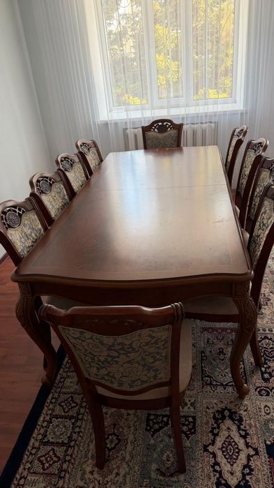 Диван и стол со стульями.