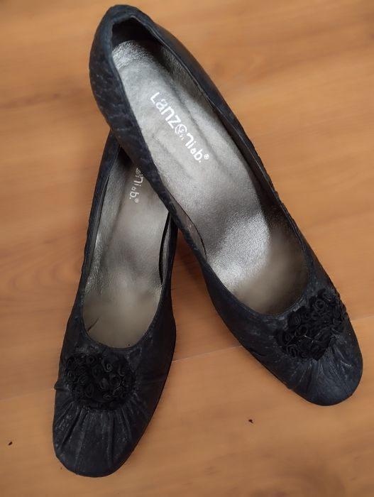 Женские черные туфли