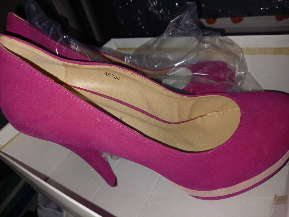 Дамски обувки чисто нови два чифта