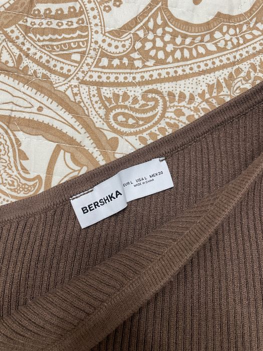 Кофта с открытым плечом