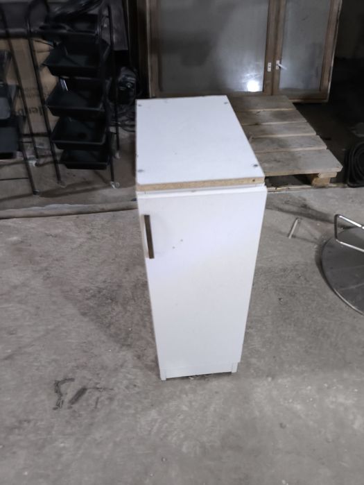 Продам напольную тумбочку