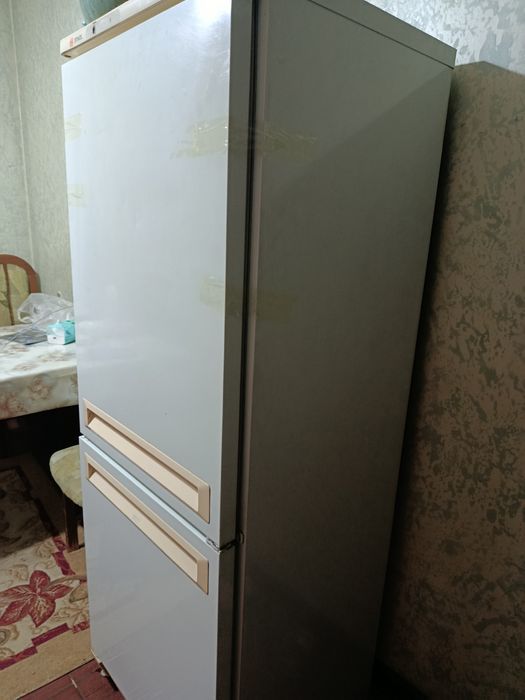 Отдам за символическую сумму старый холодильник