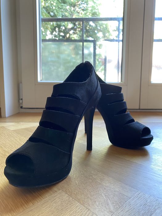 Botine negre înalte decupate