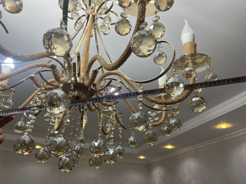 Большая хрустальная люстра