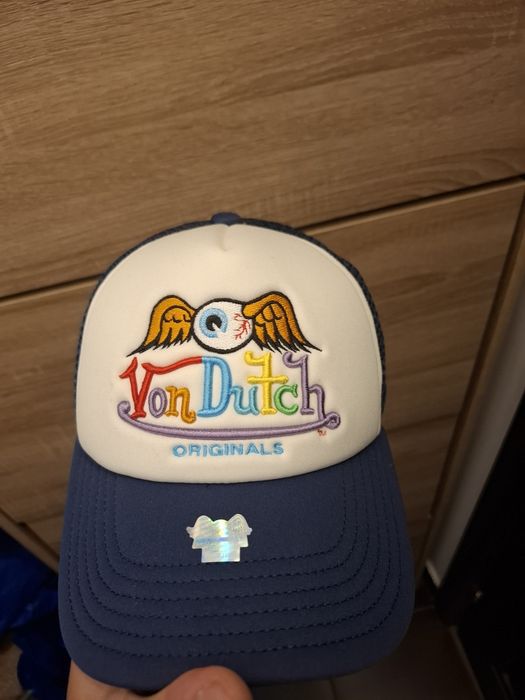 Sapca Von Dutch.