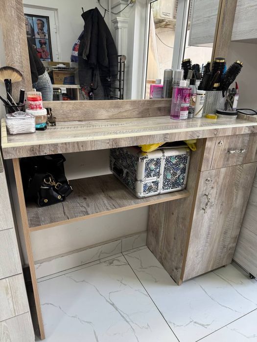 Продается парикмахерский  столик. В хорошем состояние.