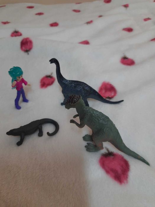 Играчки динозаври, гущер и момиче