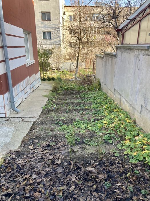 Casă cu etaj-costrucție din cărămidă roșie