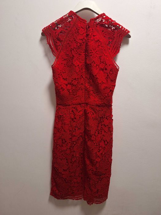 Елегантна рокля с дантела