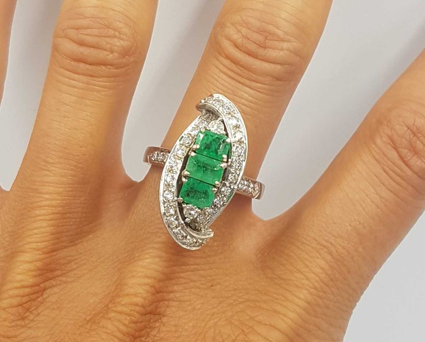 Spectaculos inel vintage din aur 18 k, smaralde si diamante naturale