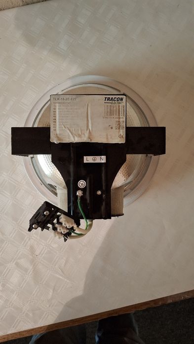 Aplice (2 becuri) încastrate.