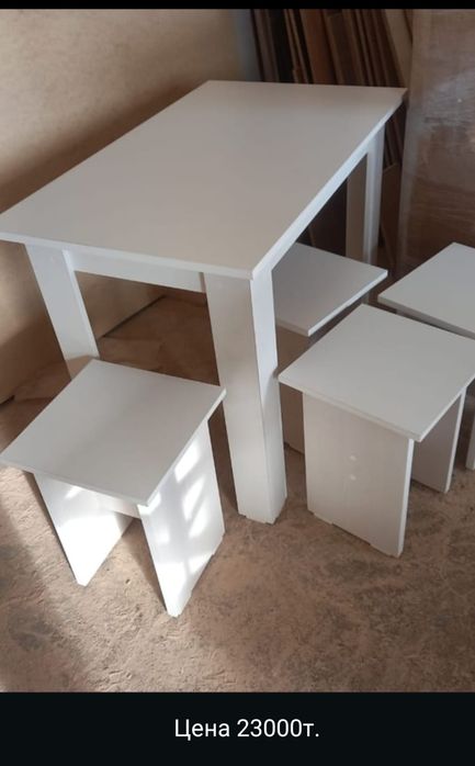 Стол обеденный и 4 табурета