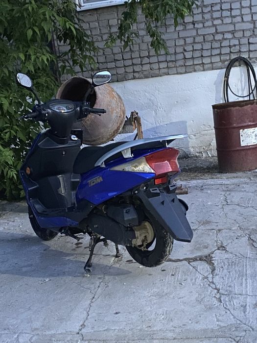 Скутер синего цвета