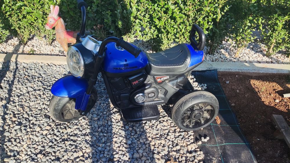 Акумулаторно моторче. Триколка