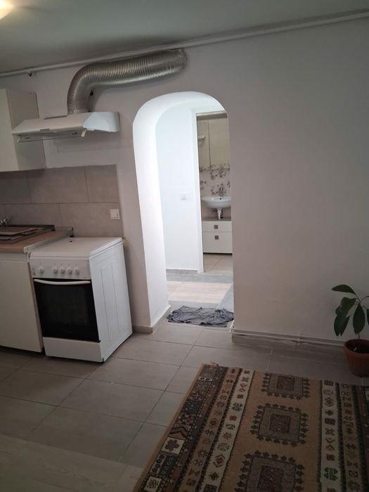 Închiriez  garsoniera