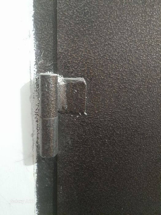 Железная дверь..