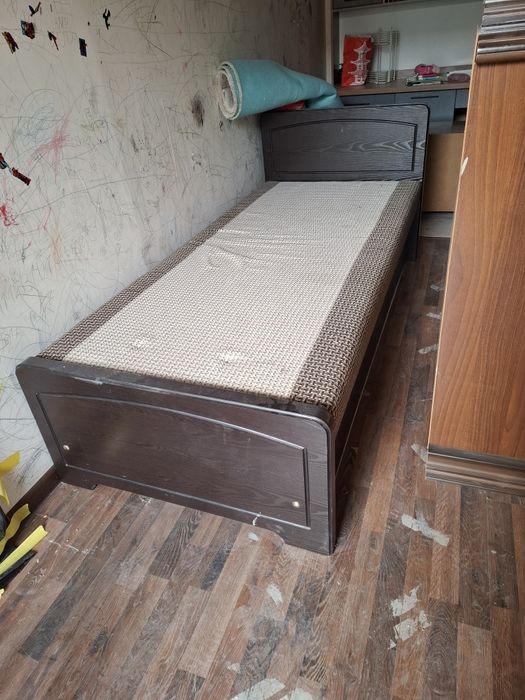 1 kishilik divan bor