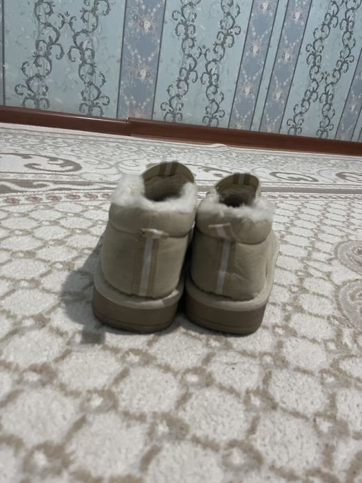 Бежевое уги с мехом