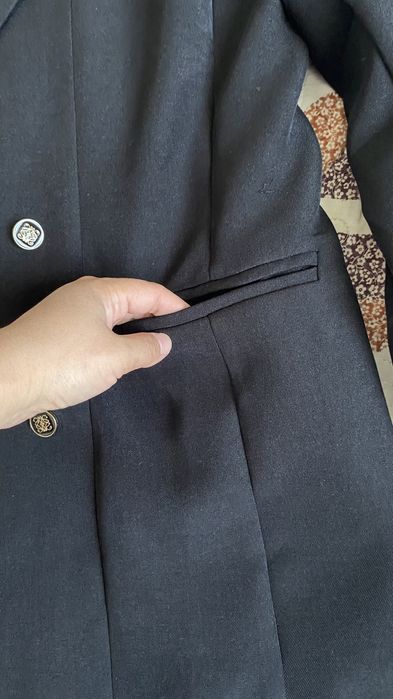 Қара костюм. Қалтасы терең.