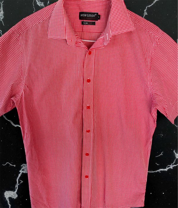 Cămașă bărbătească cu mânecă scurtă, în carouri roșii și albe