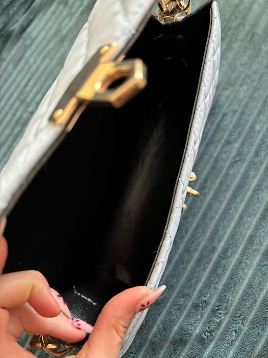 Дамска чанта с верижна дръжка