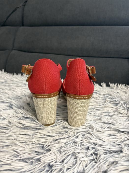 Sandale rosii cu platforma