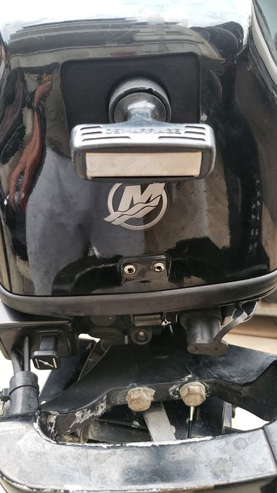 Продава се извънбордов двигател Mercury 8 Hp 4 тактов  дълъг ботуш