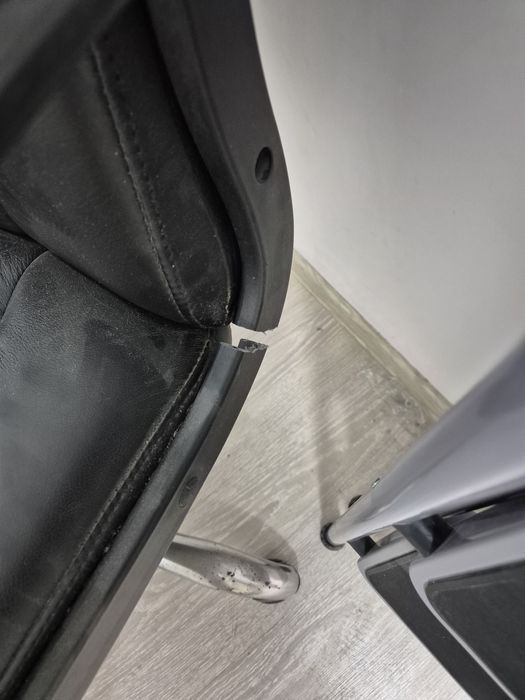 Продам кожанные стулья