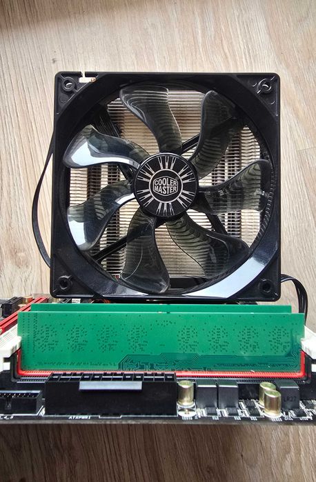 Дъно AsRock, Процесор Intel I5-4670k, Охладител Cooler Master , RAM