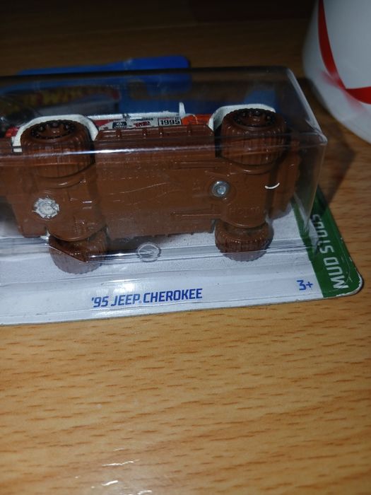 Машина Hotwheels Jeep TH
