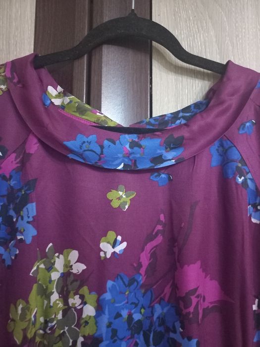 Rochie de zi , imprimeu deosebit, la gât are guler întors.