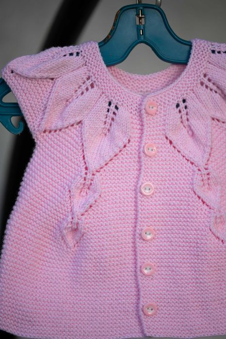 Ръчно плетени детски дрешки.