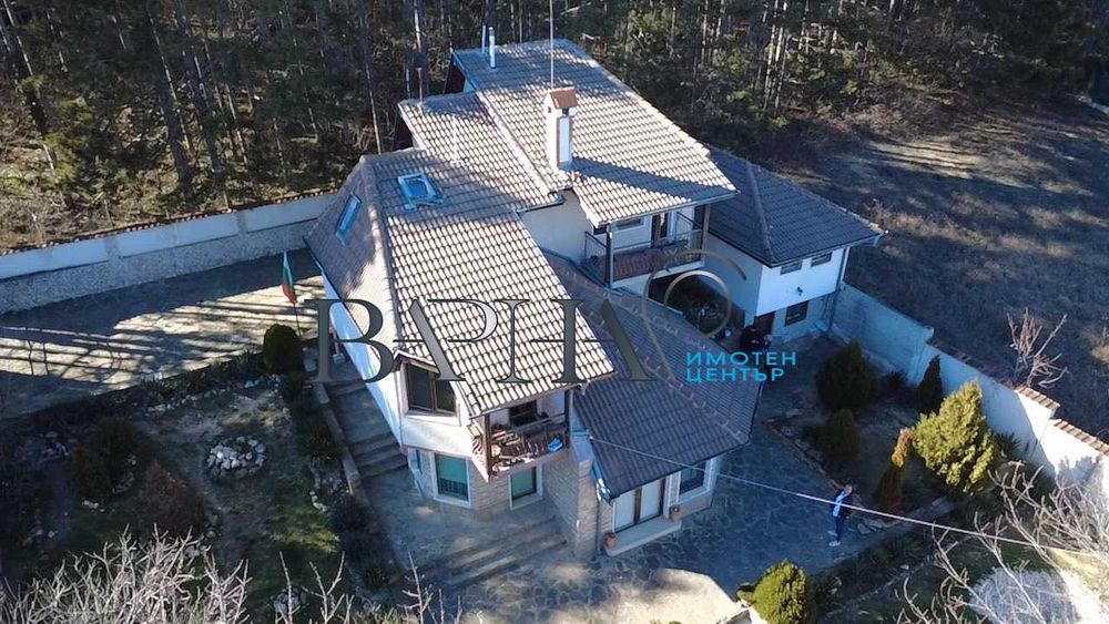 Обзаведена триетажна къща във Виница