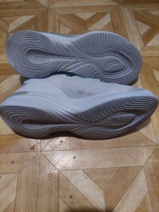 Кроссовки спортивные