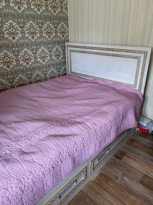 Кровать без матраса