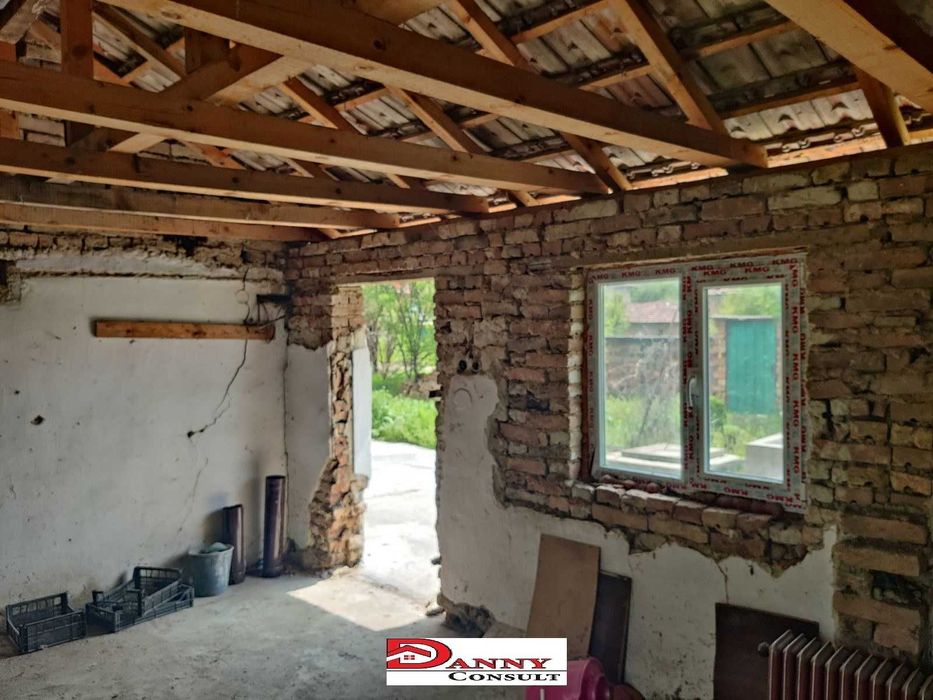 Едноетажна къща с двор и кладенец в с. Овча Могила