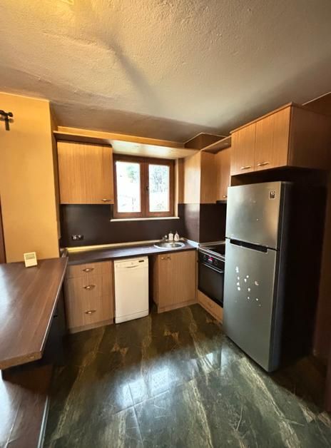 Дава се под наем Къща в Божурище - 300 кв.м за 1500 € - Снимка #1