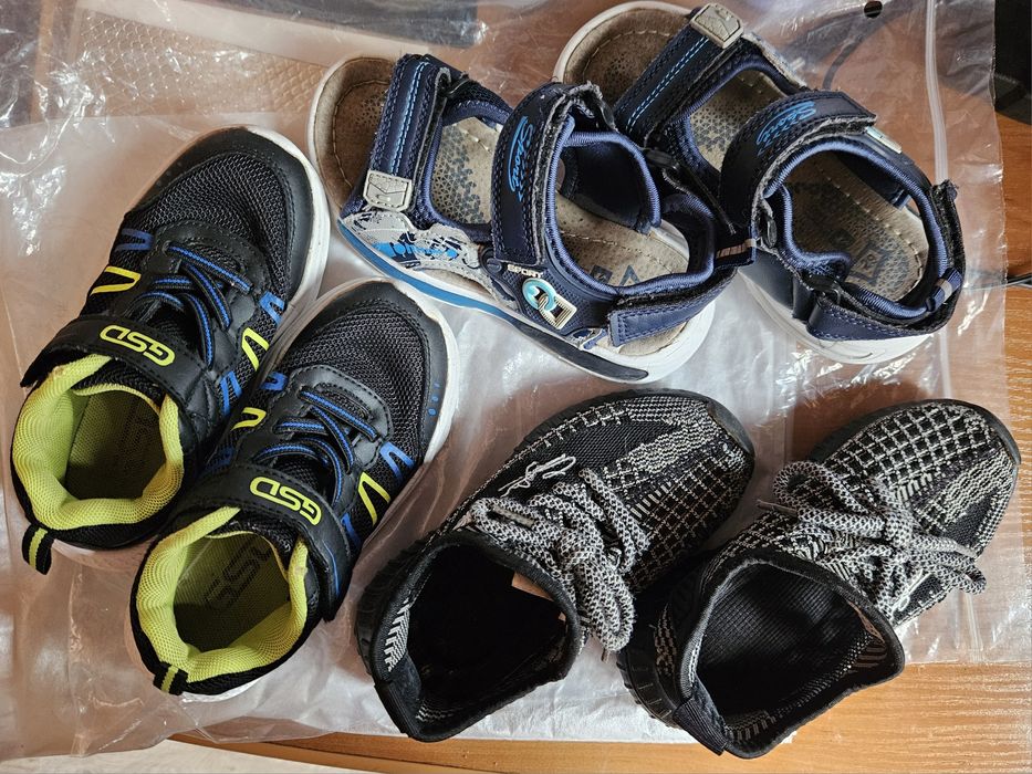 Отдам 3 пары обуви для мальчика.