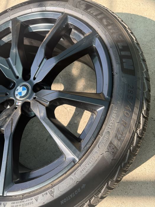 Продаётся комплект оригинальных дисков и зимних шин R22  BMW X5 45е М