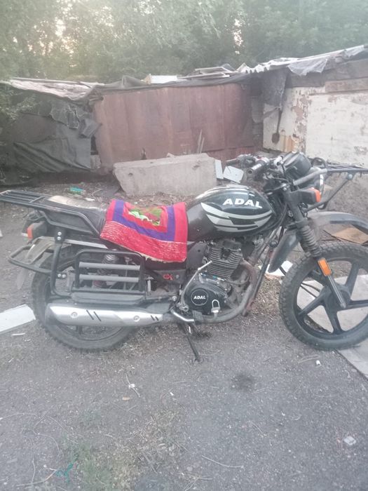 Адал мотацикл на ходу