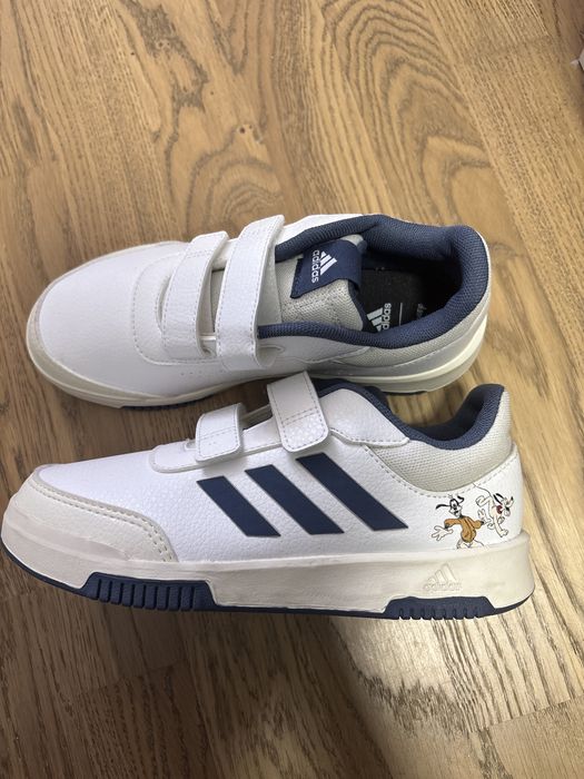 Новые кроссовки Adidas, размер 35.