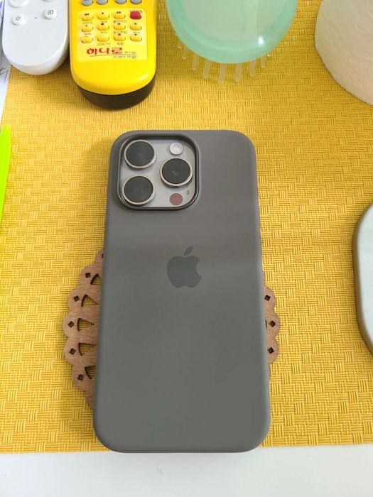 Apple кейс за iPhone 15/15 Pro/15 Pro Max Silicone Case с MagSafe