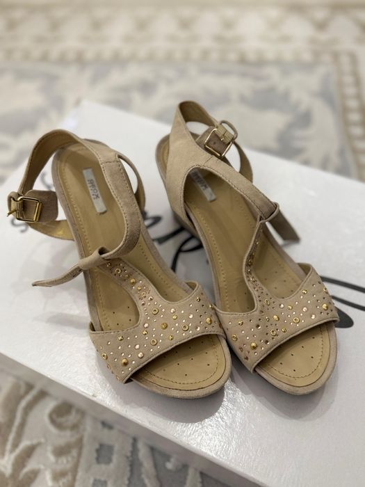 Продаются сапожки и туфли!