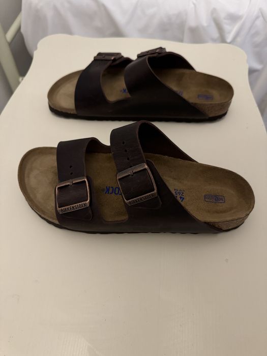 Sandale Birkenstock model Arizona, din piele nabuc maro închis