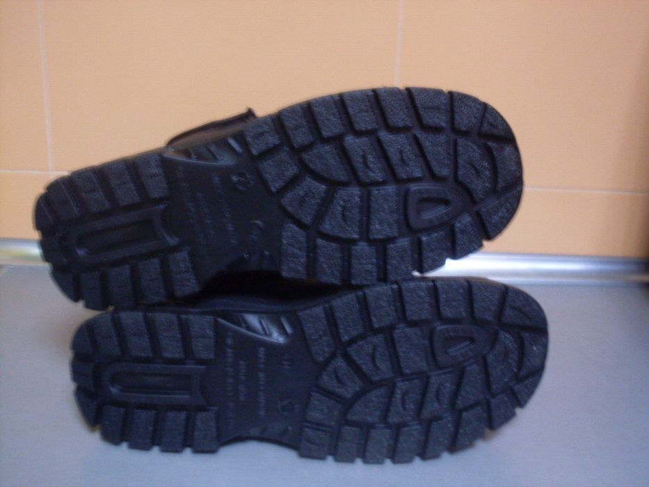 Работни обувки с метално бомбе.