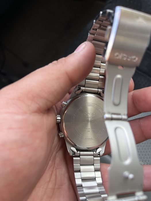 Продам оригинальные часы Casio