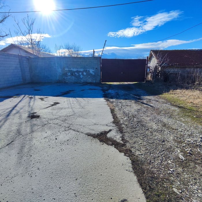 Давам Под наем 2 Халета с 5 дка. Двор + 2 рибарника