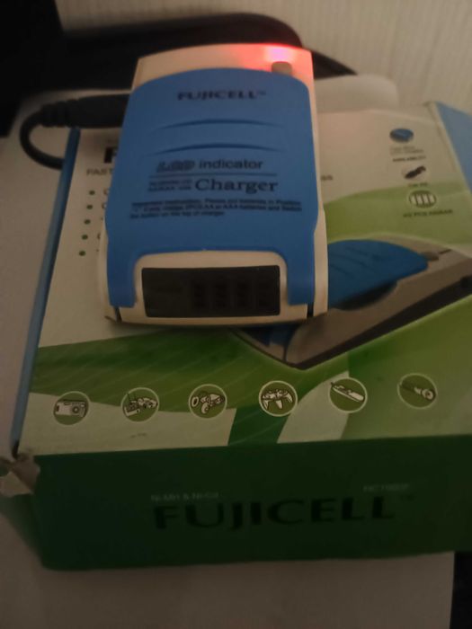 Зарядно у-во за батерии Fujicell