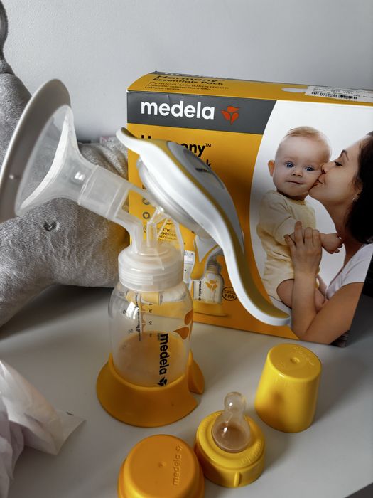 Ръчна помпа за кърма на Medela + подарък